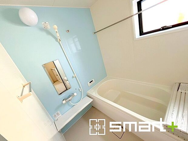 ～浴室乾燥機付きの浴室～ ・浴室には乾燥機が付いているので雨の日でも洗濯物を干すことが可能です。 ・水はけの良い床材など機能面も充実。マイクロバルなどオプションもご相談くださいませ。 