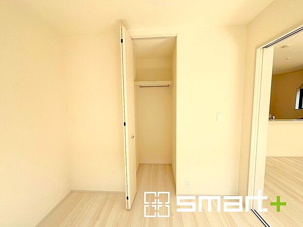 ~収納スペース付きの1階洋室~ ・リビングの続き間として利用すれば20帖超の広々空間になります。 ・収納付きで、もちろん寝室としてもお使いいただけます。