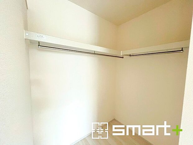 ~ウォークインクローゼット~ ・衣類をハンガーに掛けたまま収納できるウォークインクローゼットは重宝しますね。 ・季節ものや小物類なども整理整頓しやすく生活空間が広がります。