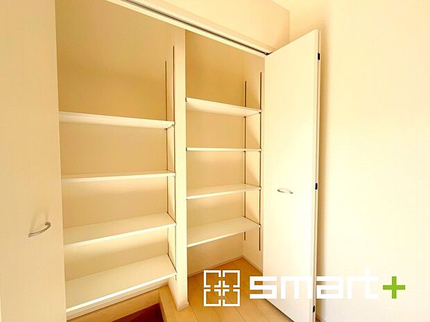 ～たっぷりしまえるシューズボックス～ ・備え付けのシューズボックスは充分な容量を確保。 ・便利な稼働式の棚で高さや大きさのあるものもスッキリしまえて快適。 