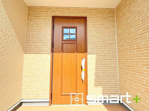 ～お住まいの顔「玄関」～ ・玄関ドアの上にはもちろん軒がございますので、雨の日でも濡れずに鍵の開閉が可能です。 ・鍵は防犯性に優れたディンプルキーを採用。 