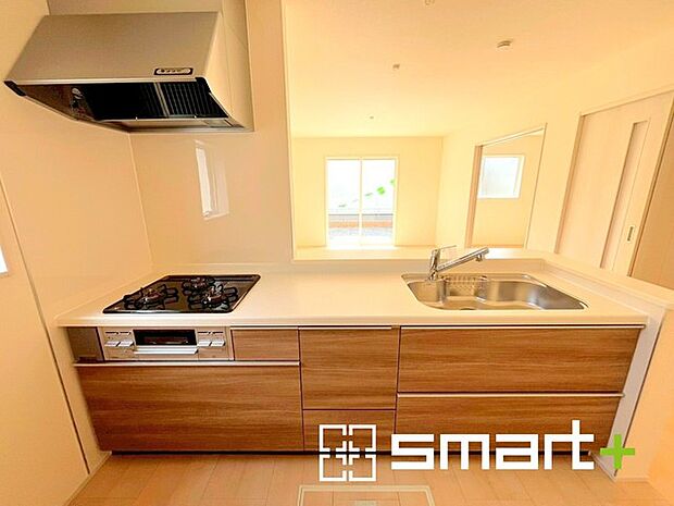 ～人気のカウンターキッチン～ ・キッチンには余計な柱が無いので、リビングが見渡せ開放感のある造りとなっております。 ・蛇口には浄水器が内蔵されるなど機能面でも優れたキッチンです。 