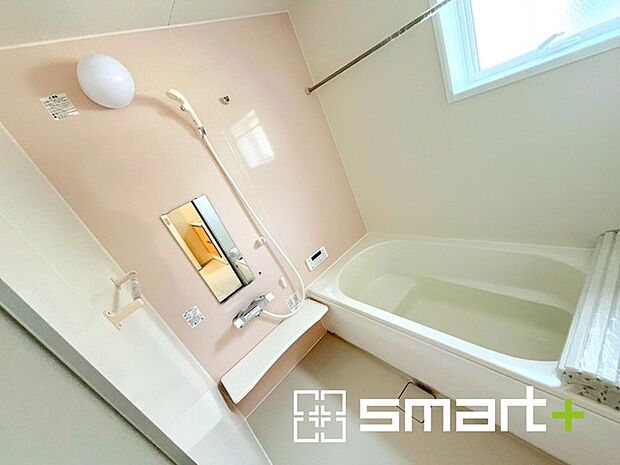 ～浴室乾燥機付きの浴室～ ・浴室には乾燥機が付いているので雨の日でも洗濯物を干すことが可能です。 ・水はけの良い床材など機能面も充実。マイクロバルなどオプションもご相談くださいませ。 