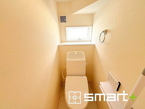～小窓付きの明るいトイレ～ ・使用後や掃除の際には新鮮な空気を取り込み換気ができます。 ・背面のスペースにちょっとした棚を設置すれば、トイレットペーパーのストックなども置けますね。 
