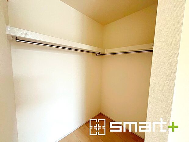 ～本格的な広さのウォークイン～ ・しっかりとした広さのウォークインクローゼットを設けた仕様。 ・よくある小さめのウォークインは実際には収納力弱めですが、これだけ大きいと十分な収納力です。 