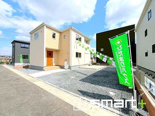 ～ゆとりあるカースペース～ ・セカンドカーや来客時にも困らないカースペース4台分。物置や駐輪スペースなどにも利用できますね。 ・カーポートなどのオプションもお気軽にご相談くださいませ。 