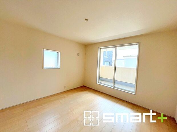 ～バルコニーに面した洋室～ ・バルコニー側の大きな窓から穏やかな陽が差し込む明るい洋室はウォークインクローゼット付。 ・9.5帖のゆとりある広さでご夫婦やご兄弟でもゆったりお過ごしいただけます。 