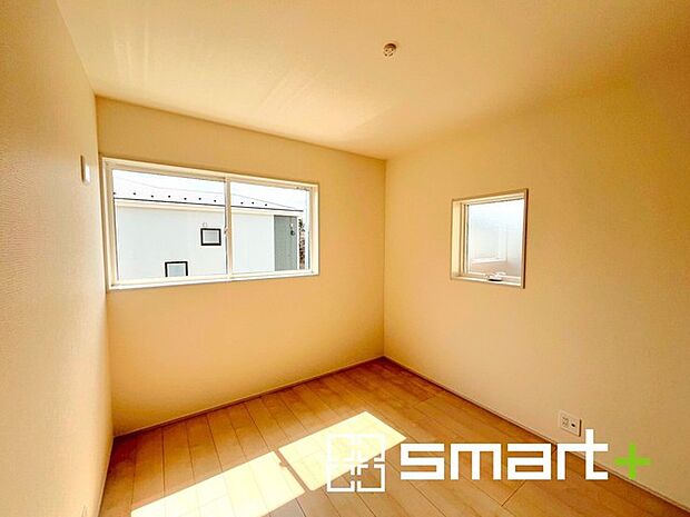 ~2面採光の明るいお部屋~ ・洋室は2面採光とする事で穏やかな陽の入る明るい空間となっております。 ・くつろぎのプライベート時間を明るい空間で穏やかにお過ごしいただけます。