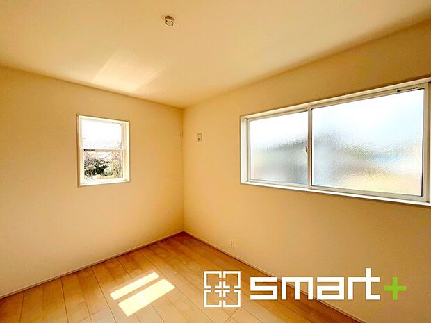 ~収納豊富な洋室~ ・各居室に備え付けの収納をご用意。タンスなどを置く場合と比べ出っ張らないので部屋の中を有効のご活用いただけます。 ・収納の広さなどぜひ現地でご確認くださいませ。