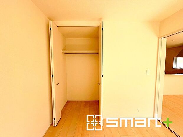 ～収納スペース付きの1階洋室～ ・リビングの続き間として利用すれば20帖超の広々空間になります。 ・収納付きで、もちろん寝室としてもお使いいただけます。 