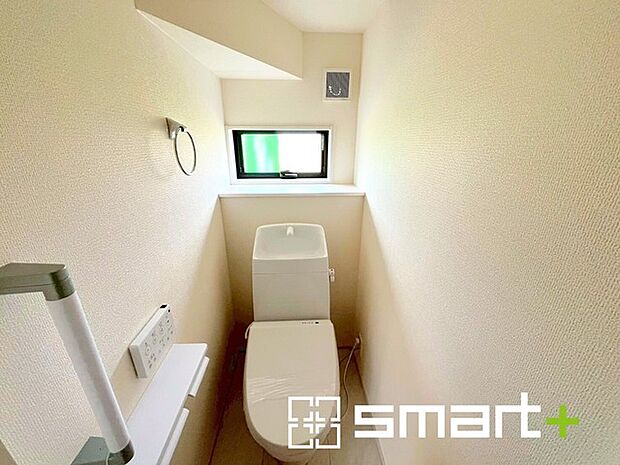 ～小窓付きの明るいトイレ～ ・使用後や掃除の際には新鮮な空気を取り込み換気ができます。 ・背面のスペースにちょっとした棚を設置すれば、トイレットペーパーのストックなども置けますね。