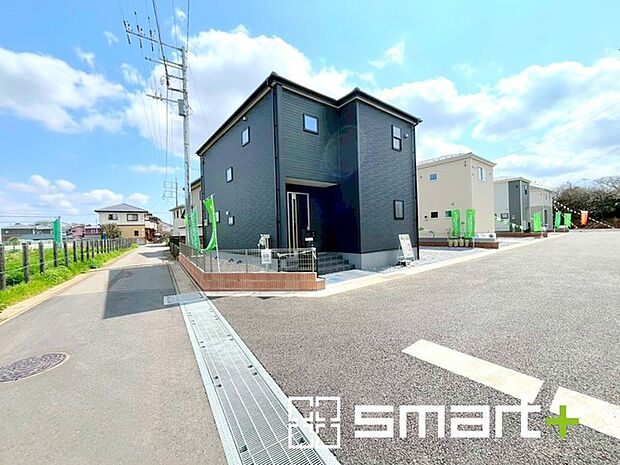 ~開放感ある角地のお住まい~ ・2方向が空く事で開放感のある角地に位置しております。 ・窮屈な感じが無く、ゆったりと暮らせるこの魅力をぜひ現地でご体感くださいませ。