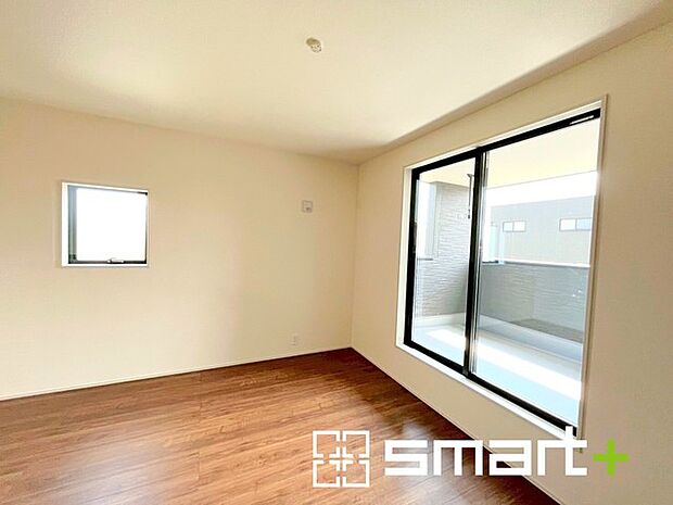 ~バルコニーに面した洋室~ ・バルコニー側の大きな窓から穏やかな陽が差し込む明るい洋室はウォークインクローゼット付。 ・ゆとりある広さでご夫婦やご兄弟でもゆったりお過ごしいただけます。