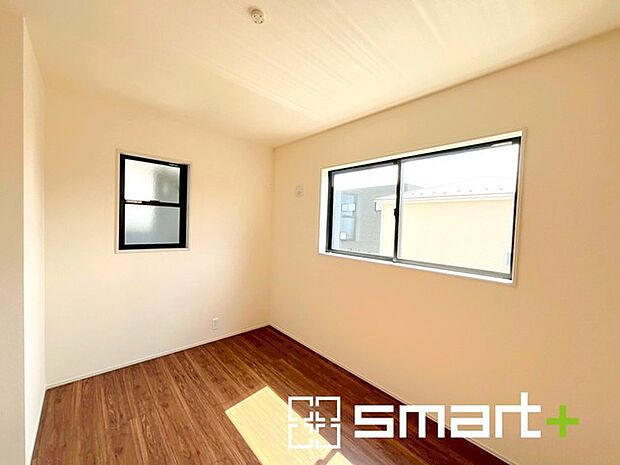 ～2面採光の明るいお部屋～ ・洋室は2面採光とする事で穏やかな陽の入る明るい空間となっております。 ・くつろぎのプライベート時間を明るい空間で穏やかにお過ごしいただけます。 