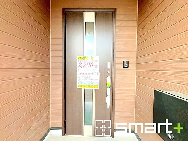 ~穏やかな陽が入る玄関~ ・玄関ドアにガラス部分を設ける事で穏やかな陽の入る玄関になります。 ・モニター付きインターフォンで来客時に誰が来たかすぐにわかるので、防犯面も安心です。