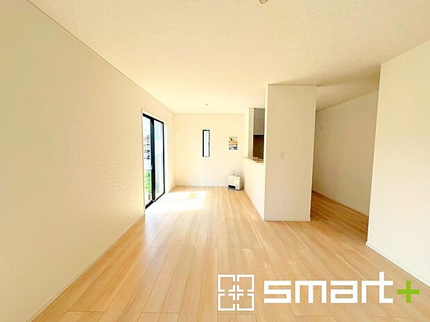 ~穏やかな陽の入るLDK~ ・大きな窓のあるLDKは陽当りも良好で明るい空間となっております。 ・ご家族団らんなど過ごす時間の多いLDKが明るいのは嬉しいポイントですね。