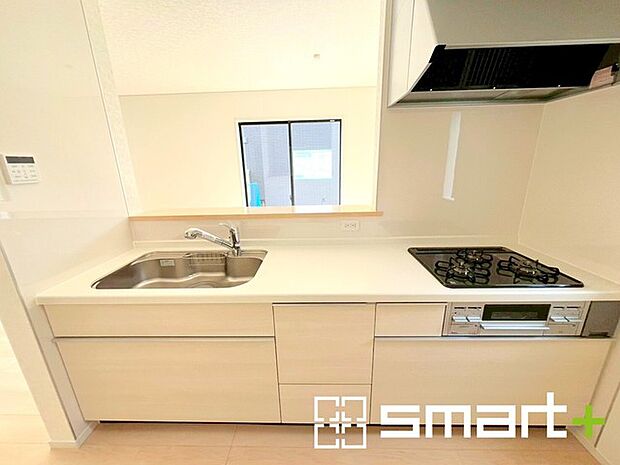 ~人気のカウンターキッチン~ ・キッチンは人気のカウンタータイプを採用。「ご家族の顔が見える」造りです。 ・蛇口に浄水器が内蔵されているなど機能面でも優れた仕様です。