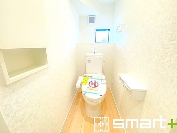~窓付きの明るいトイレ~ ・使用後や掃除の際に窓を開ければ、外からの新鮮な空気を取り込み素早く換気ができます。 ・埋め込み収納付きでストックや掃除用具もスッキリ片付きますね。