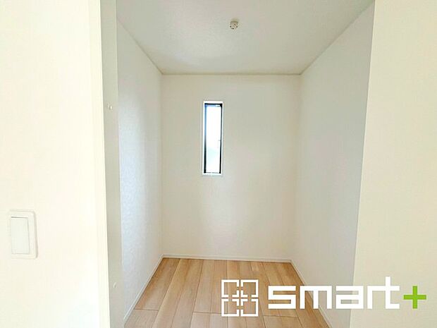 ~憧れのウォークインクローゼット~ ・居室にウォークインを設ける事で季節ものや趣味の用具などもスッキリと収納可能です。 ・ぜひ現地でその便利さをご体感くださいませ。