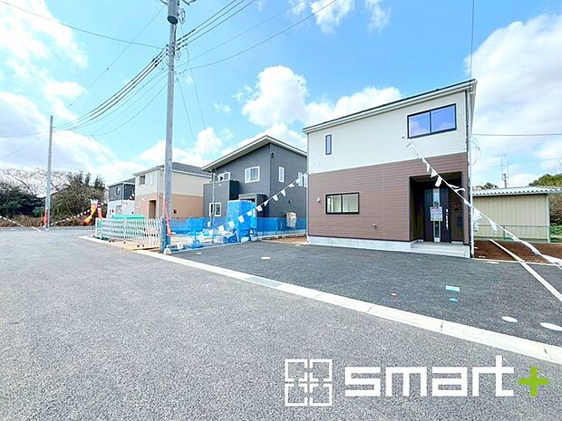 ~閑静な住宅街の立地~ ・周辺は閑静な住宅街となっておりますので、静かな暮らしをご実現いただけます。 ・前面道路の交通量も多くないので、小さなお子様がいるご家庭でもご安心ですね。
