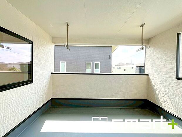 ~屋根付きのバルコニー~ ・バルコニーは屋根付きなので急な雨でも安心です。 ・奥行きもあるので洗濯物が干しやすいのも嬉しいポイントですね。