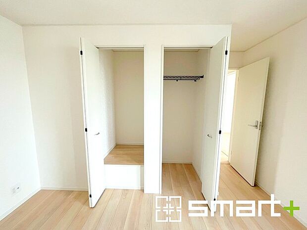 ~バルコニーに面した洋室~ ・バルコニー側の大きな窓から穏やかな陽が差し込む明るい洋室はゆとりある広さの8.5帖。 ・ご夫婦やご兄弟でもゆったりとお過ごしいただけます。