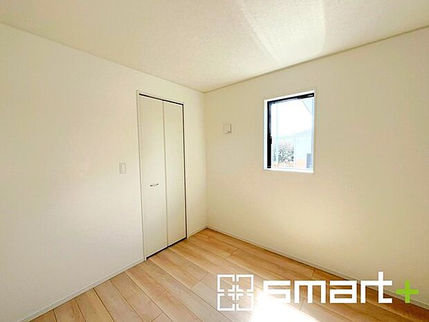 ~明るく暖かな光が差し込む洋室~ ・窓からたっぷりの光が舞い込み、お部屋全体を優しく包み込んでくれます。 ・ウォークインクローゼット付なので整理整頓しやすく、生活空間が広がりますね。