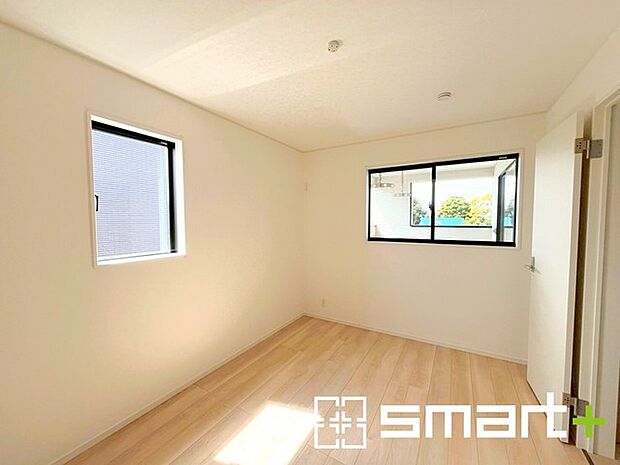 ~2面採光の明るいお部屋~ ・洋室は2面採光とする事で穏やかな陽の入る明るい空間となっております。 ・くつろぎのプライベート時間を明るい空間で穏やかにお過ごしいただけます。