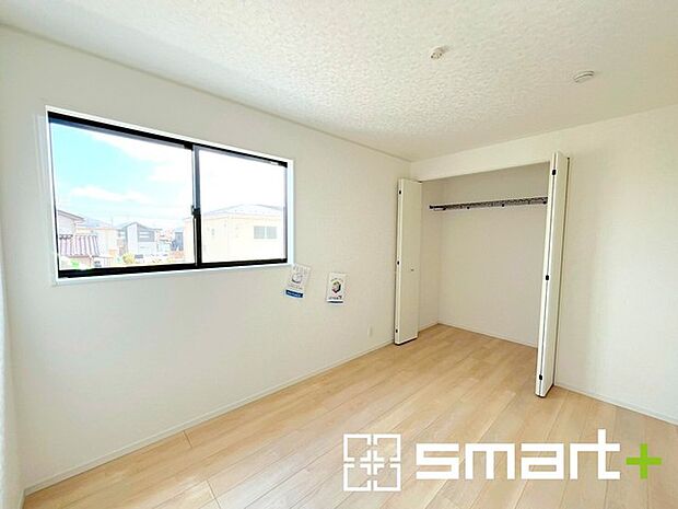 ~収納豊富な洋室~ ・各居室に備え付けの収納をご用意。タンスなどを置く場合と比べ出っ張らないので部屋の中を有効のご活用いただけます。 ・収納の広さなどぜひ現地でご確認くださいませ。