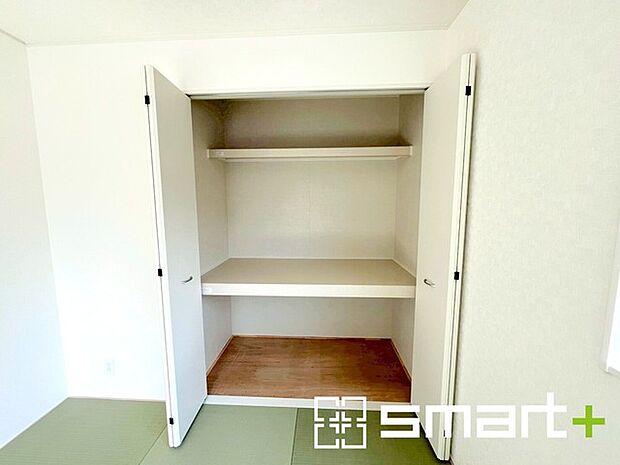 ~使い勝手の良い「和洋室」~ ・畳敷きに建具は洋風、というハイブリッド型の「和洋室」。和室と洋室の良い所を組み合わせたお部屋です。 ・やはり畳の香りは心が落ち着きますね。