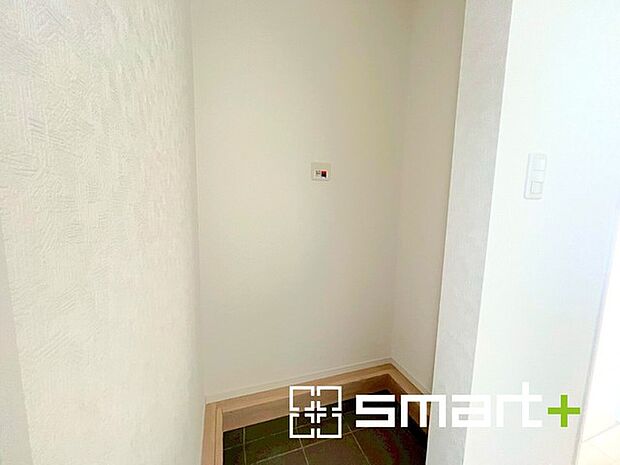 ~シューズインクロークのある玄関~ ・玄関横にシューズインクロークをご用意。 ・追加の靴置きとしてはもちろん、スキー・ゴルフなど趣味の用具の置場としてもご利用いただけます。