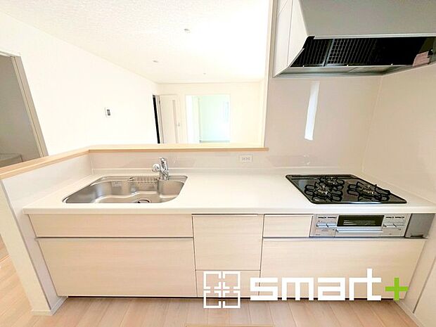 ~人気のカウンターキッチン~ ・キッチンには余計な柱が無いので、リビングが見渡せ開放感のある造りとなっております。 ・蛇口には浄水器が内蔵されるなど機能面でも優れたキッチンです。