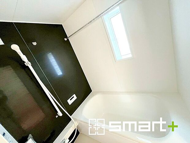 ~浴室乾燥機付きの浴室~ ・浴室には乾燥機が付いているので雨の日でも洗濯物を干すことが可能です。 ・水はけの良い床材など機能面も充実。マイクロバルなどオプションもご相談くださいませ。