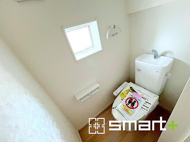 ~窓付きの明るいトイレ~ ・使用後や掃除の際に窓を開ければ、外からの新鮮な空気を取り込み素早く換気ができます。 ・埋め込み収納付きでストックや掃除用具もスッキリ片付きますね。