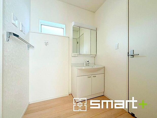 ~明るい洗面スペース~ ・窓から明るい陽が入り、気持ちよく朝の支度ができますね。 ・使い勝手の良い三面鏡タイプのシャワー付き洗面化粧台。鏡の裏に収納があるので洗面台周りもスッキリ。