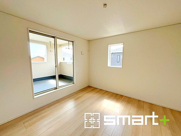 ~バルコニーに面した洋室~ ・バルコニー側の大きな窓から穏やかな陽が差し込む明るい洋室はゆとりある広さの8帖。 ・ご夫婦やご兄弟でもゆったりとお過ごしいただけます。