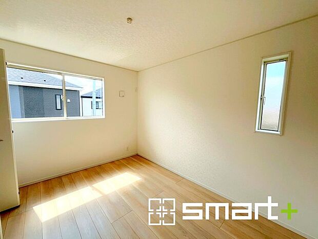 ~収納豊富な洋室~ ・各居室に備え付けの収納をご用意。タンスなどを置く場合と比べ出っ張らないので部屋の中を有効のご活用いただけます。 ・収納の広さなどぜひ現地でご確認くださいませ。