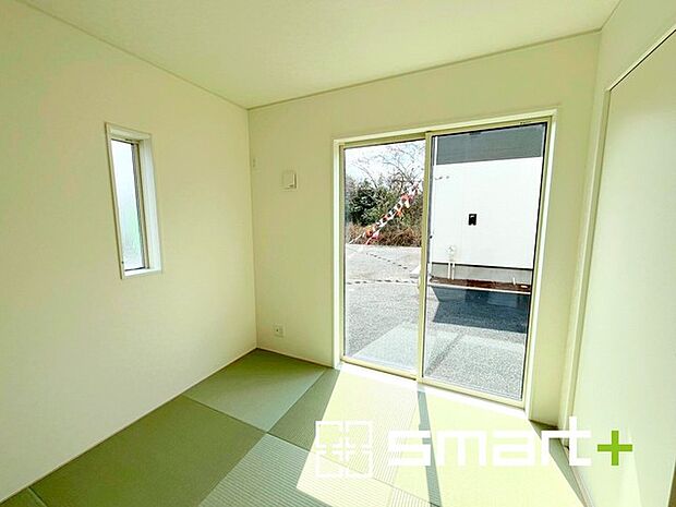 ~リビング横の和室~ ・リビング横には開放感をプラスしてくれる和室付。モダンな洋風タイプでオシャレ感アップ。 ・収納付きでお子様のプレイルームやお昼寝など、用途様々にお使いいただけます。