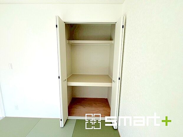 ~使い勝手の良い「和洋室」~ ・畳敷きに建具は洋風、というハイブリッド型の「和洋室」。和室と洋室の良い所を組み合わせたお部屋です。 ・やはり畳の香りは心が落ち着きますね。