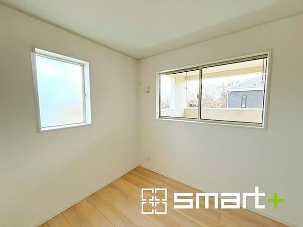 ~2面採光の明るいお部屋~ ・和室は2面採光とする事で穏やかな陽の入る明るい空間となっております。 ・くつろぎのプライベート時間を明るい空間で穏やかにお過ごしいただけます。