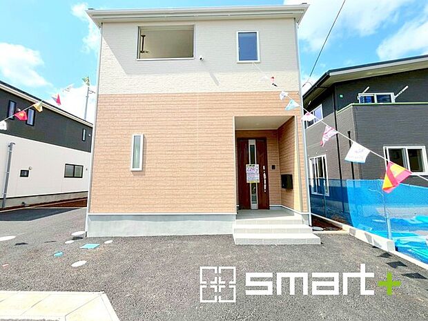 ~明るさを感じる外観~ ・外壁は2トーンカラーを採用し、デザイン性に優れた見た目となっております。 ・帰宅した際にホッと感じるような飽きのこない外観。ぜひ現地でご確認くださいませ。