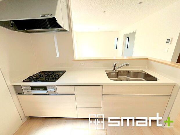 ~人気のカウンターキッチン~ ・キッチンには余計な柱が無いので、リビングが見渡せ開放感のある造りとなっております。 ・蛇口には浄水器が内蔵されるなど機能面でも優れたキッチンです。