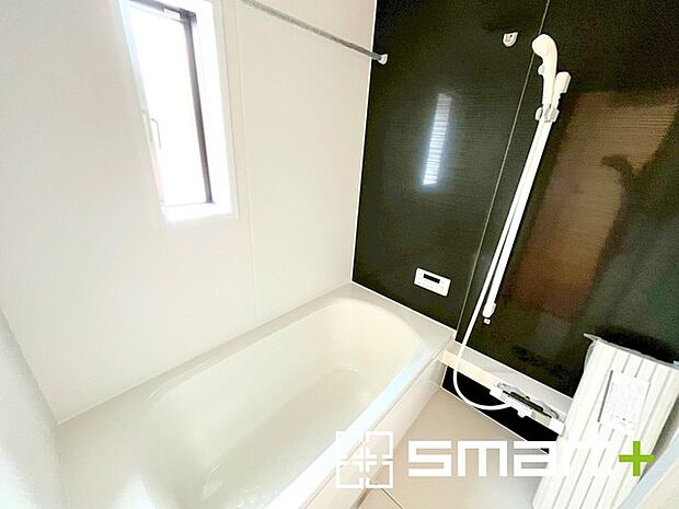 ~浴室乾燥機付きの浴室~ ・浴室には乾燥機が付いているので雨の日でも洗濯物を干すことが可能です。 ・水はけの良い床材など機能面も充実。マイクロバルなどオプションもご相談くださいませ。