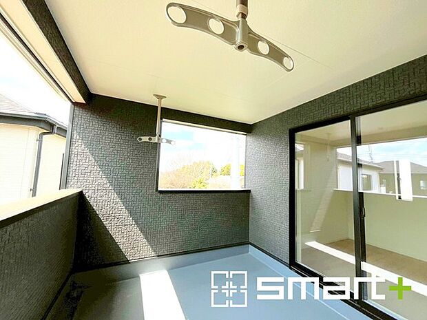 ~屋根付きのバルコニー~ ・バルコニーは屋根付きなので急な雨でも安心です。 ・奥行きもあるので洗濯物が干しやすいのも嬉しいポイントですね。