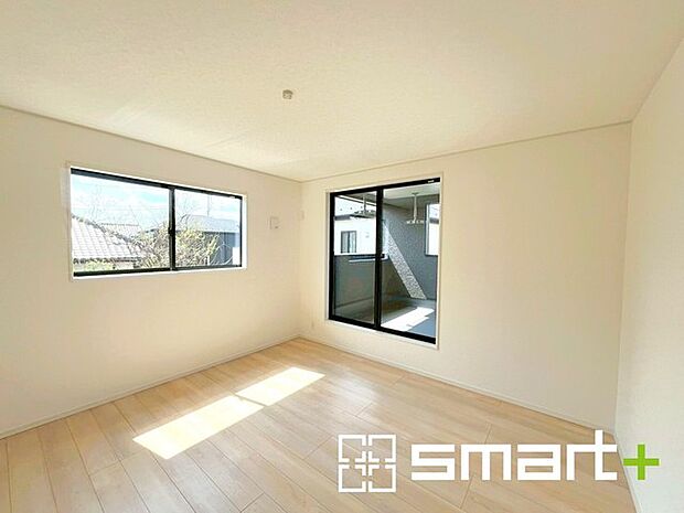 ~明るく暖かな光が差し込む洋室~ ・大きな窓からたっぷりの光が舞い込み、お部屋全体を優しく包み込んでくれます。 ・収納付きなので整理整頓しやすく、生活空間が広がりますね。