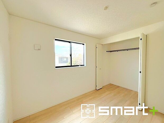 ~2面採光の明るいお部屋~ ・洋室は2面採光とする事で穏やかな陽の入る明るい空間となっております。 ・くつろぎのプライベート時間を明るい空間で穏やかにお過ごしいただけます。