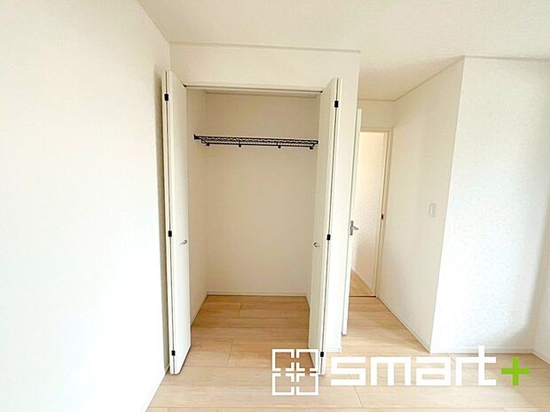 ~収納豊富な洋室~ ・各居室に備え付けの収納をご用意。タンスなどを置く場合と比べ出っ張らないので部屋の中を有効のご活用いただけます。 ・収納の広さなどぜひ現地でご確認くださいませ。