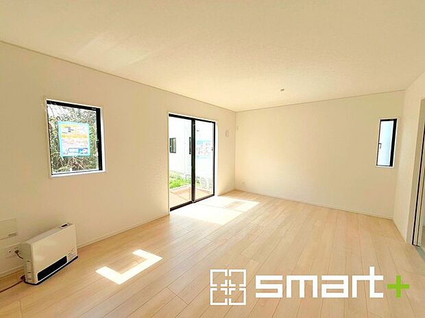 ~穏やかな陽の入るLDK~ ・大きな窓のあるLDKは陽当りも良好で明るい空間となっております。 ・ご家族団らんなど過ごす時間の多いLDKが明るいのは嬉しいポイントですね。