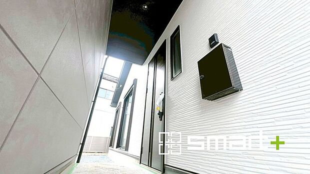 ～お住まいの顔「玄関」～ ・玄関ドアの上にはもちろん軒がございますので、雨の日でも濡れずに鍵の開閉が可能です。 ・鍵は防犯性に優れたディンプルキーを採用。 