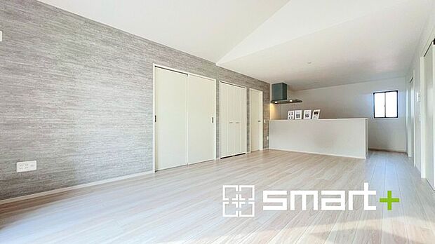 ~窓からはたっぷりの陽光~ ・穏やかな陽だまりに包まれる居心地の良いLDKは、ご家族が自然と集まる憩いのスペースに。 ・家事をしながらご家族との会話が楽しめる人気のカウンターキッチンも魅力。